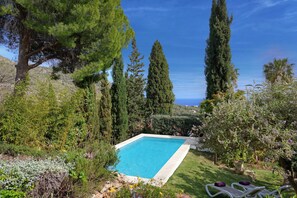 The pool and sea views
