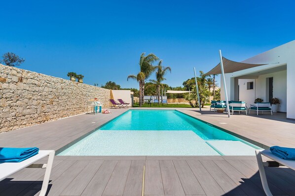 Autumn, Balcony / Terrace / Patio, Building Exterior, Outdoor, Pool, Spring, Summer