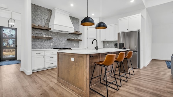 KITCHEN ISLAND WITH BARSTOOLS