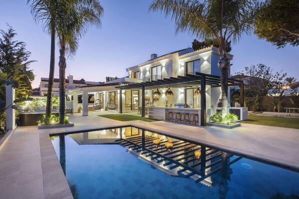 Swimming pool