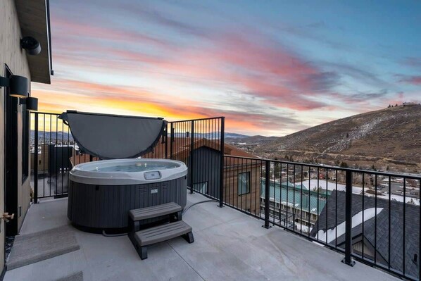 Top deck hot tub - views galore!