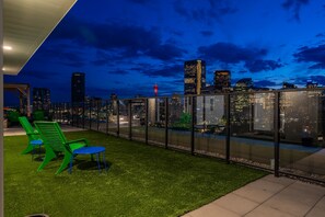 Saddle up for a memorable stay in this charming Bridgeland condo, where you'll enjoy a breathtaking view of the city skyline.