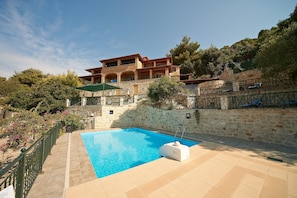 Blick vom Pool auf das obere Gebäude mit Familien-Apartments