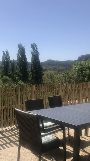Vue sur le château de Castelnaud et les jardins de Marqueyssac