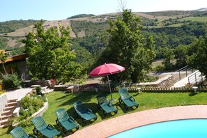 L'espace piscine et plage détente face au panorama de la Vallée. 