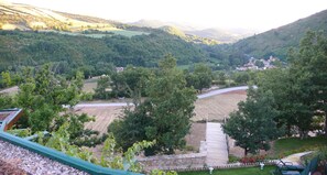 Panorama exceptionnel sur la vallée à 180 degrés depuis la maison. 