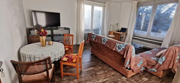 Essen, TV und  kleinen Balkon zum Rauchen.