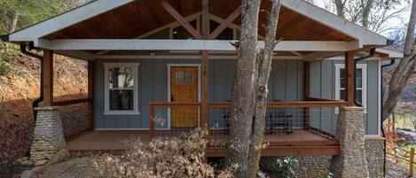 Rustic Charm At This Smoky Mountain Cabin Minutes From The Greenbrier Entrance To The National Park!