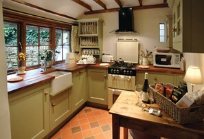 The well-equipped kitchen