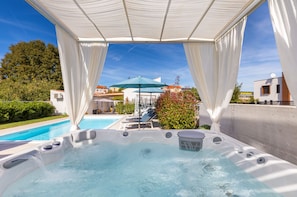 Outdoor spa tub