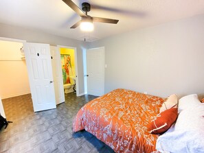 bedroom with queen bed