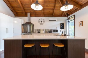 Cook up a storm in the kitchen with the 5 burner gas stove top and 900mm wide oven.