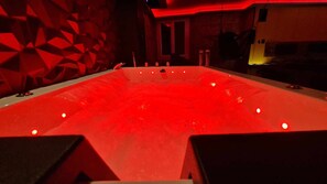 Indoor spa tub