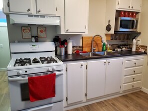 Fully accessorized kitchen w/ microwave, 2 coffee makers, gas stove, full fridge
