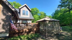 Outdoor seating and screen tent