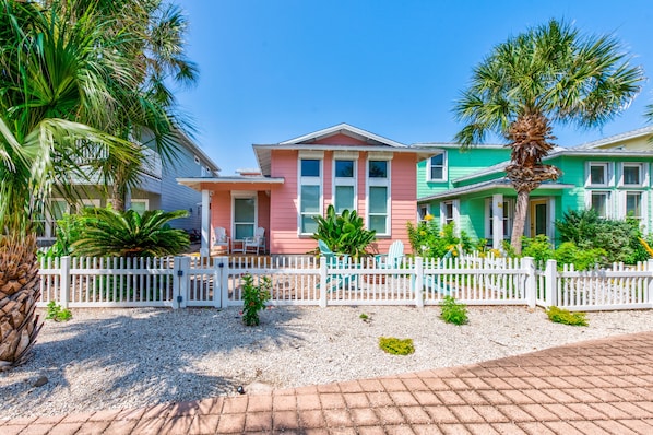 Welcome to the Pink Flamingo!  It is a 3 BR/2 Bath house in Village Walk.