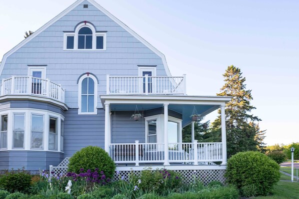 The Hale House - A beautiful Dutch Colonial home overlooking Lake Superior!