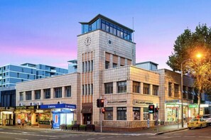 Wollongong-cbd-vacation-business-executive-traveller-iconic-art deco_0236