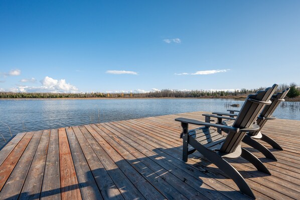 Soak in the picturesque water views at Calma Retreat. An ideal spot for quiet contemplation, morning coffee, or evening conversations as the water reflects the changing colors of the sky.