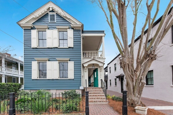Welcome to your downtown charleston rental! Explore all things downtown by foot!