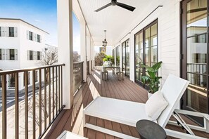 Beautiful and fully furnished porch