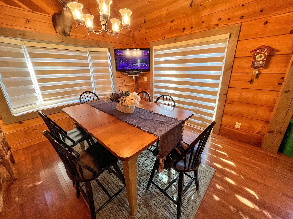 LOW JUNE RATES! Cozy Cabin Offering 3B/2B, Gas Fireplace
