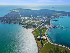 Stay in convenience and comfort at Bayshore Resort on beautiful Lake Erie