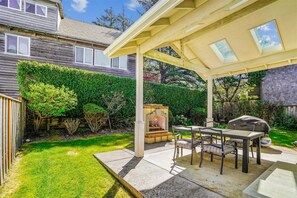 Backyard patio at Holiday House