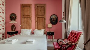 A comfortable area, with a natural light that brights up the colors of the room #relax #comfort #lisbon #pt #portugal