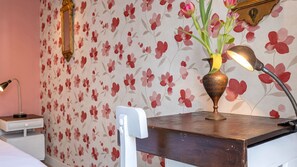 Some classic decoration, bright colors and attention to detail that compose this amazing apartment #decor #lisboa #pt #portugal
