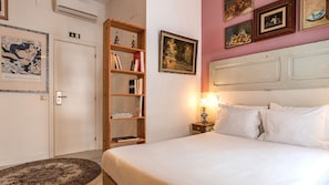 A comfortable area, with a natural light that brights up the colors of the room #relax #comfort #lisbon #pt #portugal