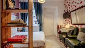 Located near the river and some important museums like the MAAT, this apartment has everything to make your stay a delight #bedroom #relax #lisbon #pt #portugal