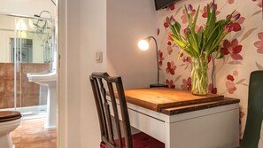 Some classic decoration, bright colors and attention to detail that compose this amazing apartment #decor #lisboa #pt #portugal