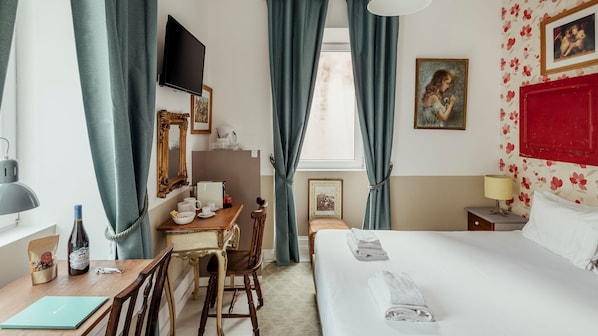 A comfortable area, with a natural light that brights up the colors of the room #relax #comfort #lisbon #pt #portugal