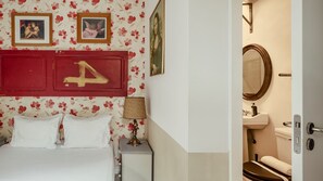 Some classic decoration, bright colors and attention to detail that compose this amazing apartment #decor #lisboa #pt #portugal