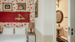 Some classic decoration, bright colors and attention to detail that compose this amazing apartment #decor #lisboa #pt #portugal