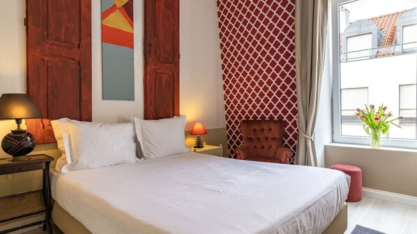 A comfortable area, with a natural light that brights up the colors of the room #relax #comfort #lisbon #pt #portugal