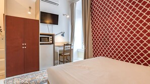 To ensure a smooth, practical and problem free stay, the room was equipped with a microwave and mini fridge.
#practical #minifridge #portugal #pt #lisbon