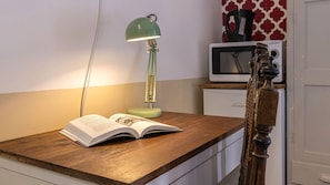Some classic decoration, bright colors and attention to detail that compose this amazing apartment #decor #lisboa #pt #portugal
