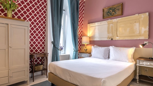 A comfortable area, with a natural light that brights up the colors of the room #relax #comfort #lisbon #pt #portugal