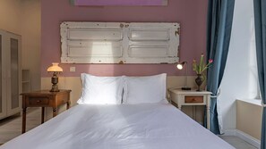 A comfortable area, with a natural light that brights up the colors of the room #relax #comfort #lisbon #pt #portugal