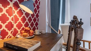 Some classic decoration, bright colors and attention to detail that compose this amazing apartment #decor #lisboa #pt #portugal