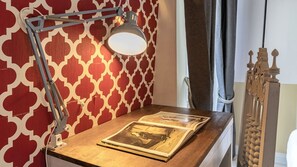 Some classic decoration, bright colors and attention to detail that compose this amazing apartment #decor #lisboa #pt #portugal