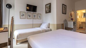 A comfortable area, with a natural light that brights up the colors of the room #relax #comfort #lisbon #pt #portugal