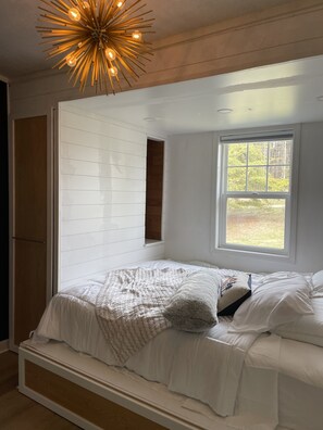 Bedroom for 3 guest, with trundle bed, closet closed