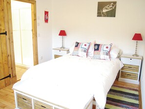 Shore Cottage double bedroom | Shore Cottage, Nr. Tarbert