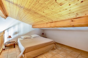 Lit Queen size Mezzanine