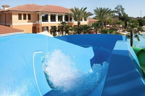 The second pool has two water slides. Either you prefer open or closed slides, you´ll find it here!