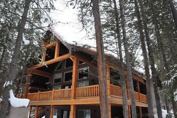 Deck facing the reservoir