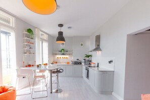 A full kitchen with everything you need for a self catering stay.

However with Margate’s finest eateries on your doorstep eating out is very tempting!